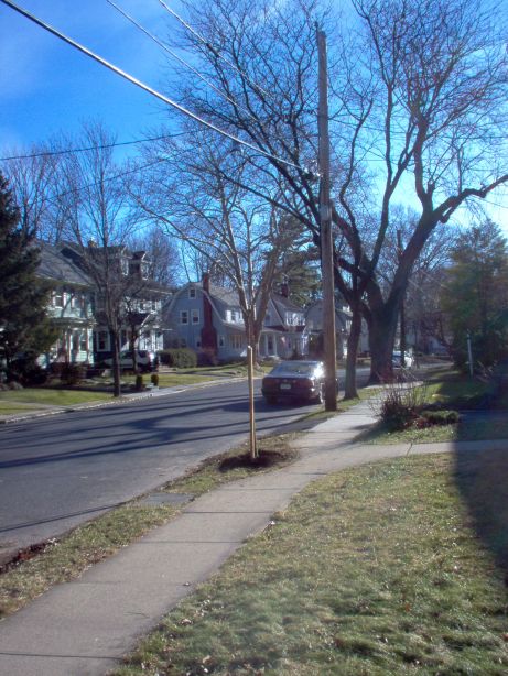 shows the curved sidewalk